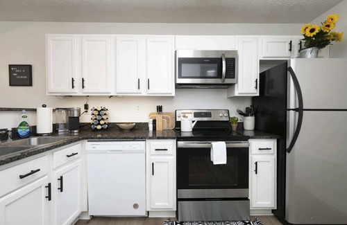 Cartersville House | Newly Renovated Townhome with THREE KING-SIZE beds