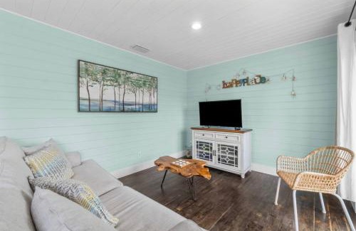 Holiday Beach House | Newly Renovated 2 Bedroom Beach House Free Parking
