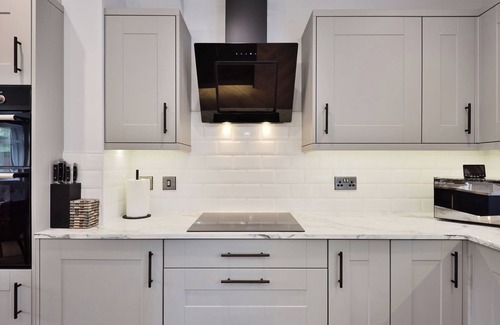 Hereford House | Newly Renovated Walk into City Centre 7 mins Gated Driveway NEW