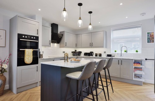 Hereford House | Newly Renovated Walk into City Centre 7 mins Gated Driveway NEW