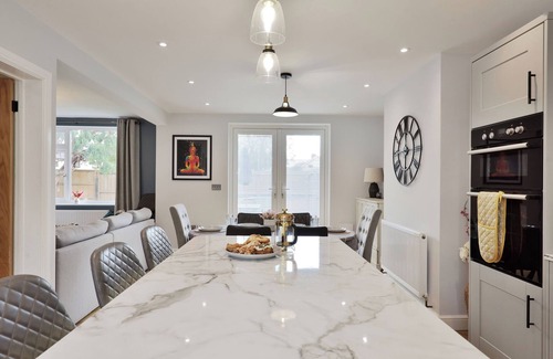 Hereford House | Newly Renovated Walk into City Centre 7 mins Gated Driveway NEW