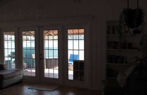 Bay Esplanade House | NEWLY RENOVATED! Waterfront House Clearwater Beach Sleeps 12. 5min walk to beach
