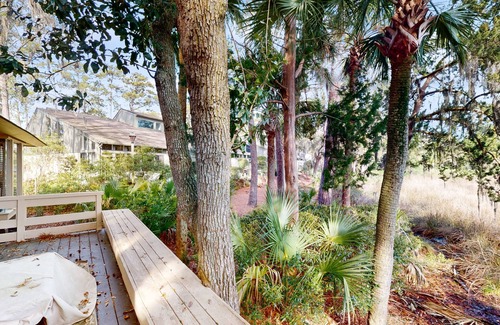 Moss Creek Condo | Newly updated condo with golf views, firepit, pool, & bikes - smart TVs, W/D, AC