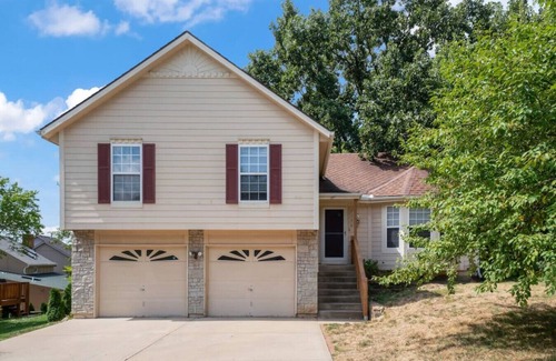 Shawnee House | Newly Updated Gem in Shawnee, Kansas: Your Ideal Short-Term Rental Retreat!