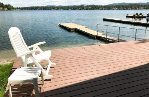 Newport House | Newport Cabin with Lakefront Private Porch and Grill!