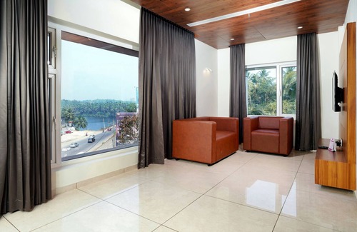 Azhinjilam Hotel | Nexstay Rivermouth International