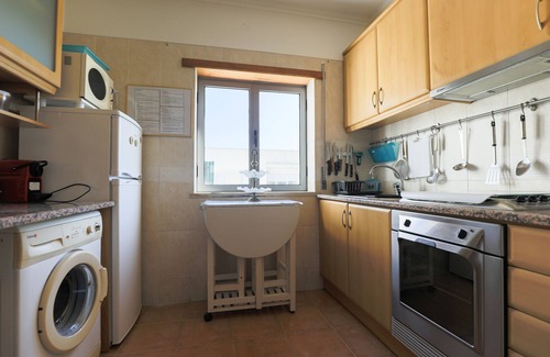Charneca da Cotovia Apartment | Next T1 center of Sesimbra and surrounding beaches, sea view and Sierra