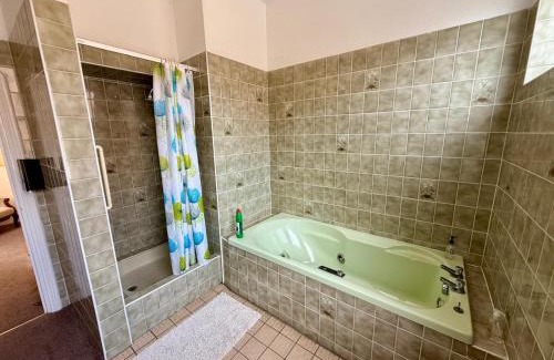 Beeston Hotel | Next to hyland hotel Family rooms with attached bathroom