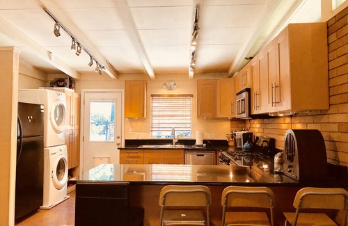 Hancock House | Next to UT, 3 Miles to Downtown, Pet- Friendly