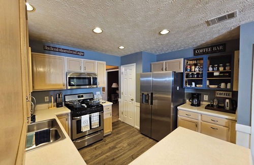 Stone Mountain House | NFL House – 1Train Ride Away-7Min to Train Station, 8-Guests, 4-BRDs, Game Room