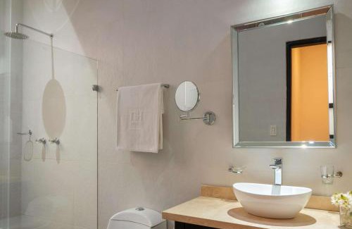 Granada Hotel | NH Boulevard del Río Cali