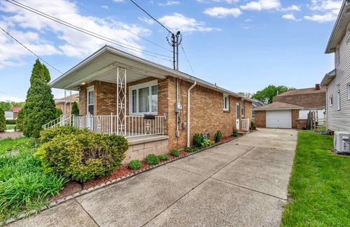 Cheektowaga House | Niagara Falls, Highmark, Buffalo Vacation House