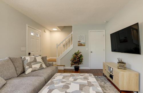 Niantic House | Niantic Duplex with Deck Less Than 1 Mi to Beach and Boardwalk
