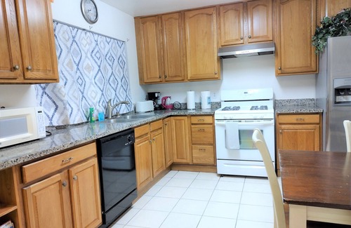 Richmond House | Nice 4br/3bath house unit walk to Del Norte BART
