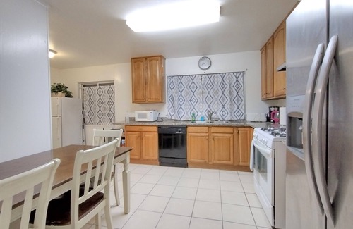 Richmond House | Nice 4br/3bath house unit walk to Del Norte BART