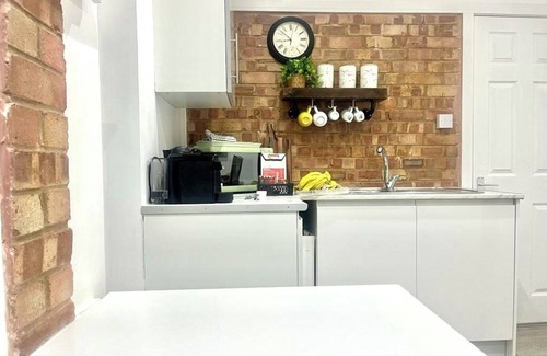 Luton Apartment | Nice and Cosy Large Studio Near Luton Airport!