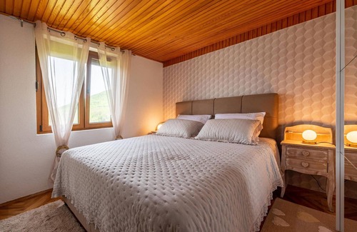 Donji Lapac House | Nice and large cottage in quiet countryside of Lika-Dobroselo.