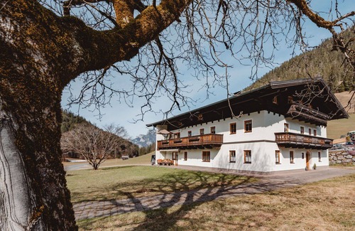 Sankt Martin bei Lofer Villa | Nice apartment in villa for 3 people with TV and balcony