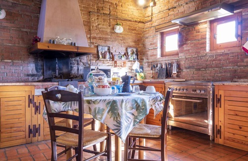 Castiglione del Lago House | Nice apartment in villa for 18 people with pool, hot tub, WIFI, A/C, TV, patio and pets allowed
