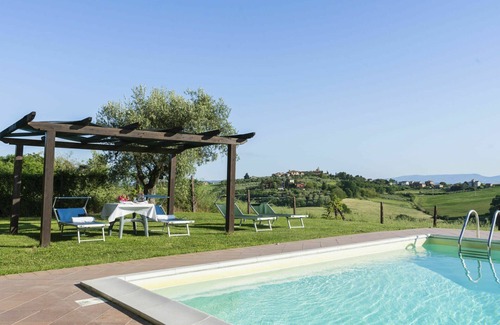 Castiglione del Lago House | Nice apartment in villa for 18 people with pool, hot tub, WIFI, A/C, TV, patio and pets allowed