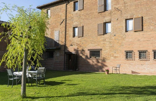 Castiglione del Lago House | Nice apartment in villa for 18 people with pool, hot tub, WIFI, A/C, TV, patio and pets allowed
