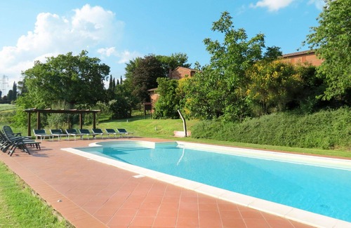 Castiglione del Lago House | Nice apartment in villa for 18 people with pool, hot tub, WIFI, A/C, TV, patio and pets allowed
