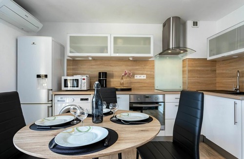 Les Hauts de Canet Apartment | Nice apartment for 4 guests with pool, WIFI, A/C, TV, terrace and pets allowed