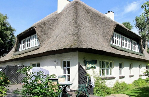 Altenkirchen Villa | Nice apartment in villa for 4 people with WIFI, TV, terrace and pets allowed