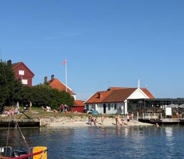 Arendal Apartment | Nice apartment close to the sea with parking and garden