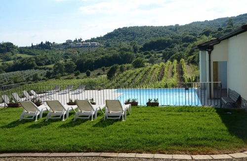 Capolona Apartment | Nice apartment for 2 people with pool, WIFI, TV, pets allowed and panoramic view, close to Arezzo