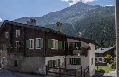 Macugnaga Apartment | Nice apartment for 4 guests with TV, balcony, pets allowed, panoramic view and parking