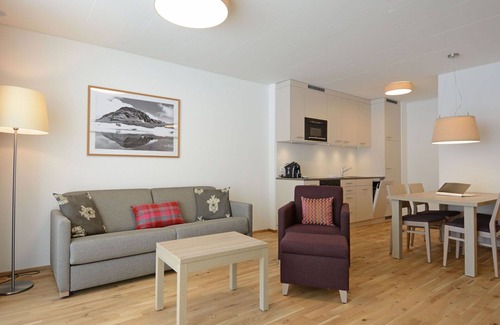 Tavanasa Apartment | Nice apartment for 4 guests with WIFI, hot tub, pool, TV, patio and panoramic view