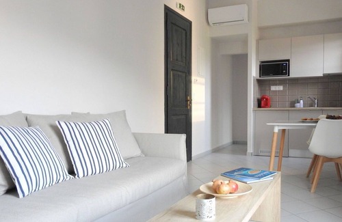 Hersonissos Centre Apartment | Nice apartment for 4 people with WIFI, A/C, TV, balcony and parking