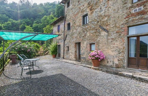 Pescia Apartment | Nice apartment for 4 people with WIFI, pool, patio and pets allowed