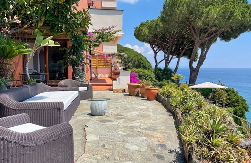 Varazze Apartment | Nice apartment for 6 people with WIFI, A/C, TV and patio