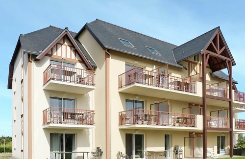 Frehel Apartment | Nice apartment for 6 people with WIFI, pool, TV, terrace and pets allowed