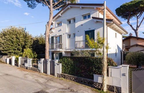 Marina di Pietrasanta Apartment | Nice apartment for 6 guests with TV, balcony and pets allowed