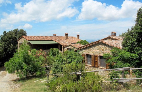 Paciano Villa | Nice apartment in villa for 6 guests with WIFI, pool, TV, terrace and pets allowed