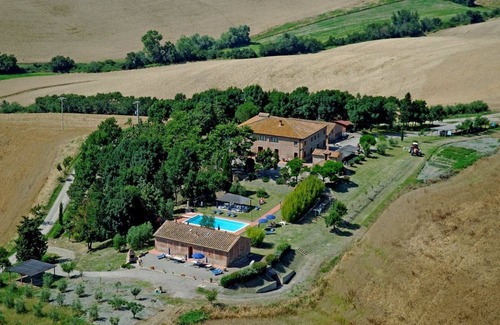 Peccioli Villa | Nice apartment in villa for 4 guests with WIFI, pool and panoramic view