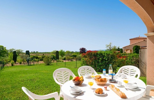 Homps House | Nice apartment in villa for 8 people with WIFI, pool, hot tub, TV, terrace, pets allowed and par.