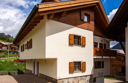 San Giovanni di Fassa House | Nice apartment in villa for 8 guests with WIFI, TV, balcony, pets allowed and parking