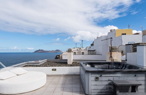 Arucas Apartment | Nice apartment with sea views and jacuzzi.