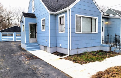 Cheektowaga House | Nice big house with parking, fenced yard