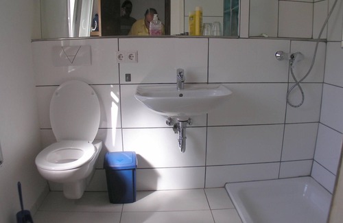 L'Escala Hotel | Nice bright apartment, quiet, large garden, 5 minutes to the sea, internet, satellite, tv