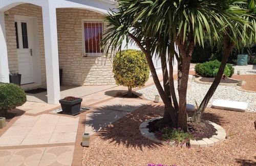 Saint Rogatien House | Nice bright house, quiet, nice garden, private parking, 4 pers max.
