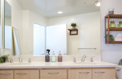 Downtown Oakland Apartment | Nice, clean and light-filled two bedroom apartment