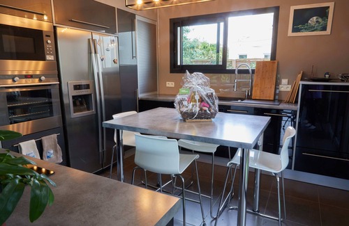 Janze Villa | Nice Contemporary House With Heated Pool and Jacuzzi