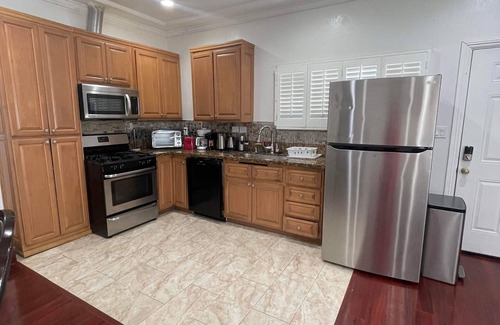Anaheim Colony Historic District House | Nice cosy and private guest homes close to disneyland