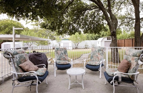 Dallas County House | Nice Dallas House on Big One Acre Fenced & Gated Property - Hot Tub! Events OK!