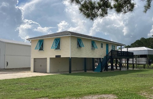 Shoreline Park House | Nice, family friendly camp with private boat launch.